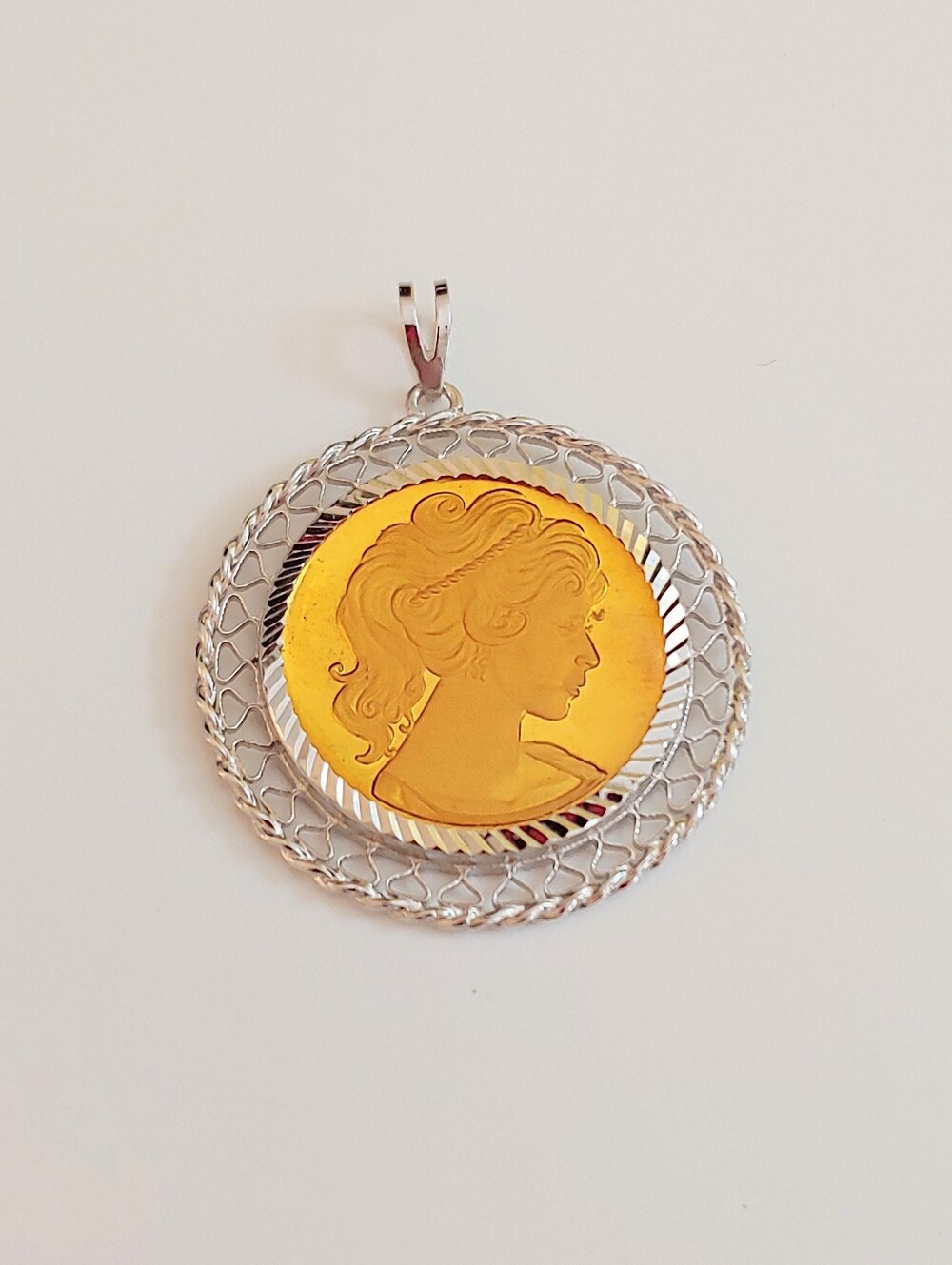 Sterling Cameo Disc Pendant Necklace with Silver Filigree Frame